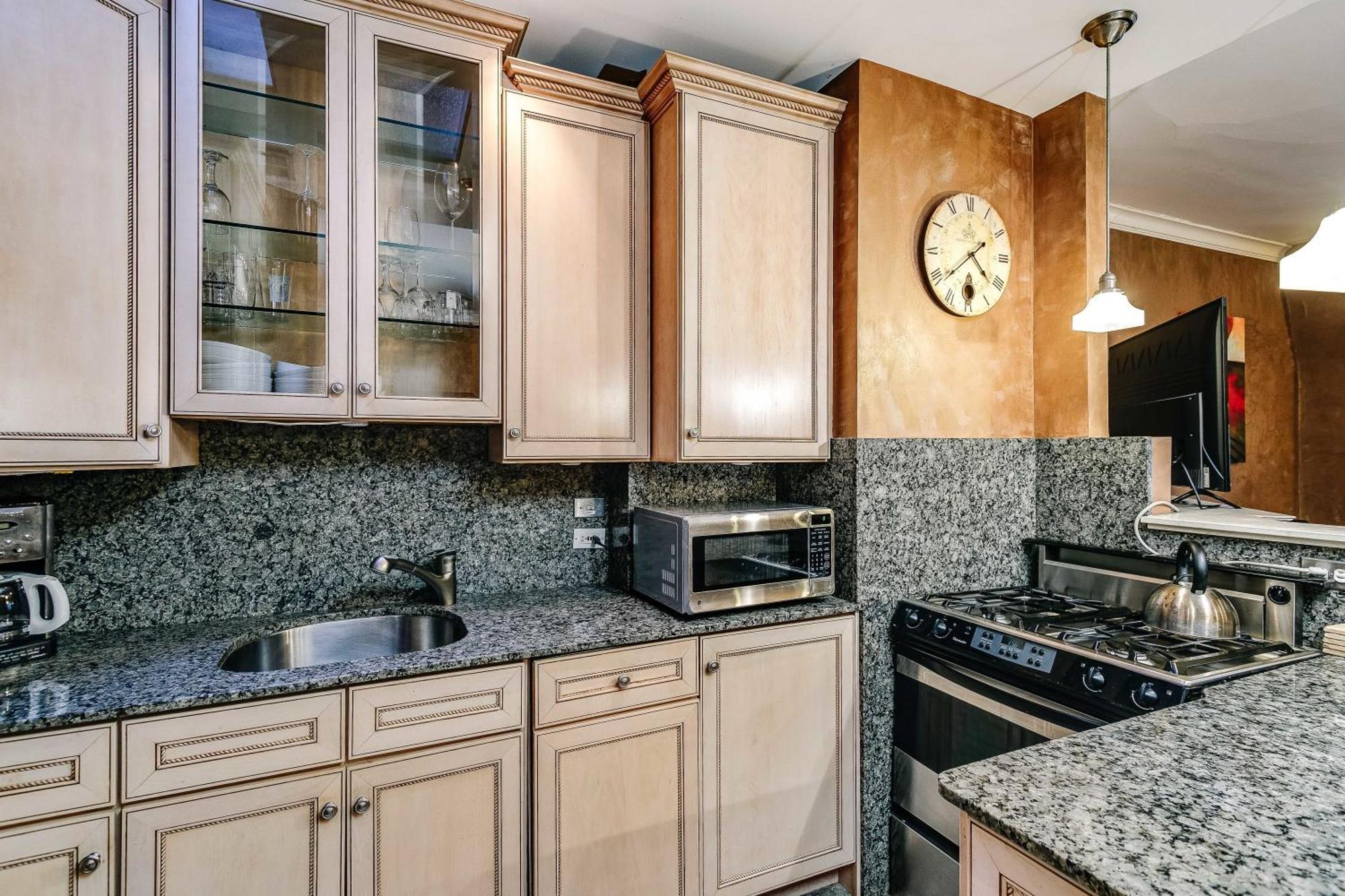 Historic And Unique Brownstone In Gold Coast - Downtown - 3 Apartment Chicago Exterior photo